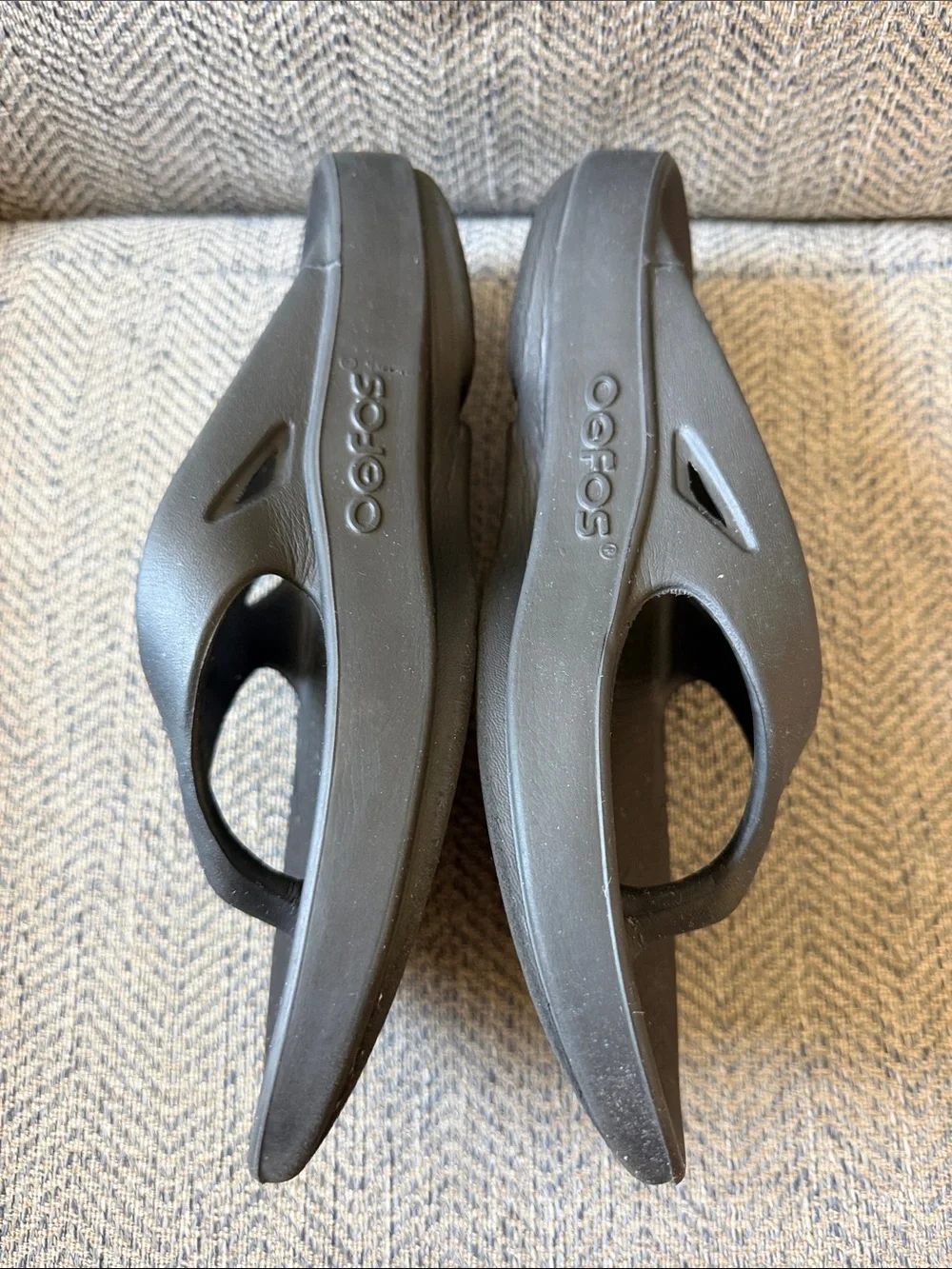 OOFOS OOlala Luxe Unisex Black Thong Flip Flop Sandals Size M7/W9 (Eu:40)